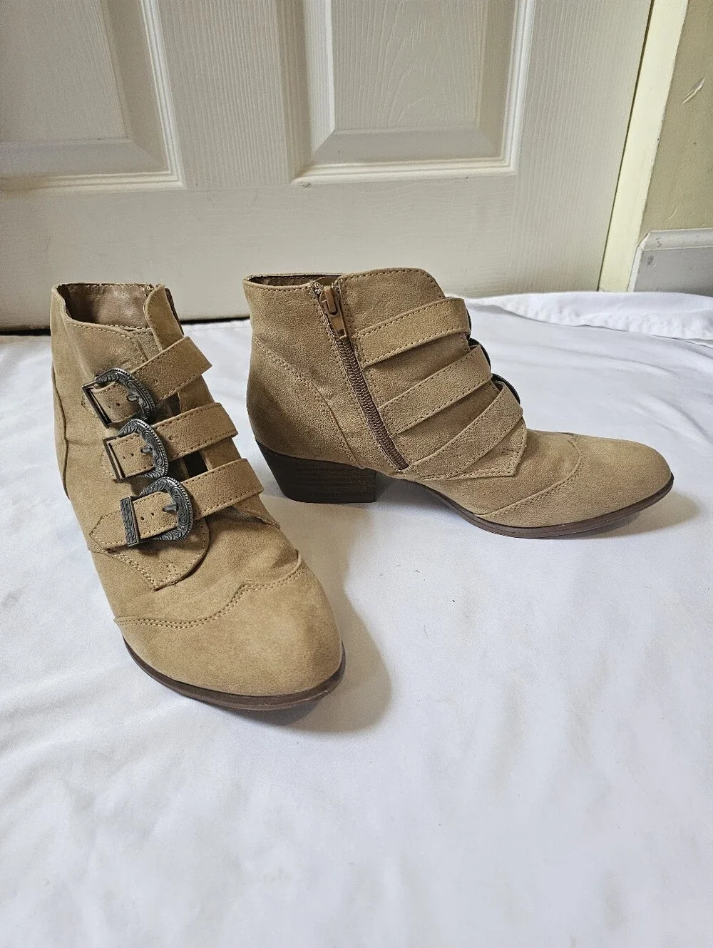 SO Tan Faux Suede Triple Buckle Western Ankle Boots Size 7.5